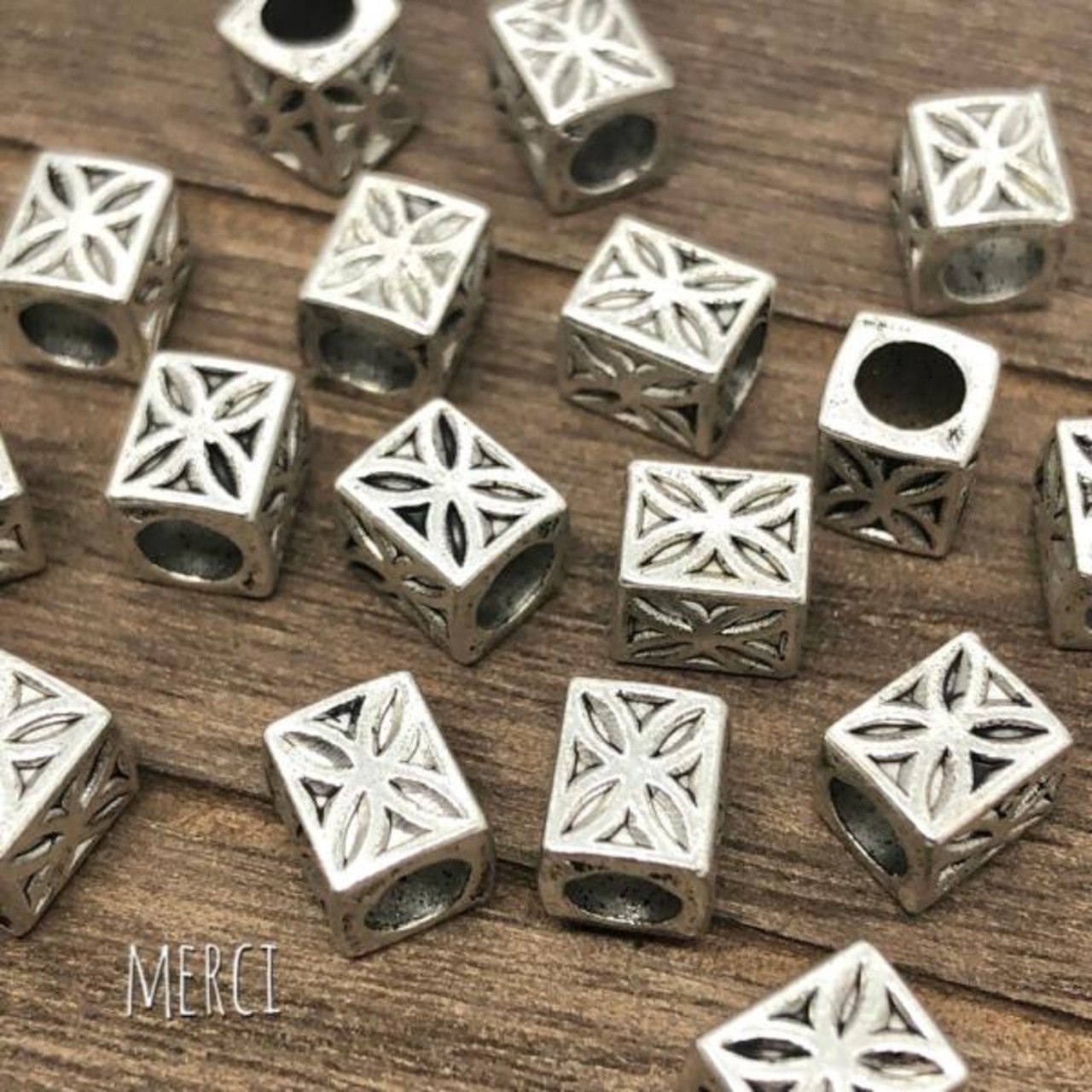 【4個】キュービックフラワーメタルビーズ/花/ハワイ/スペーサー