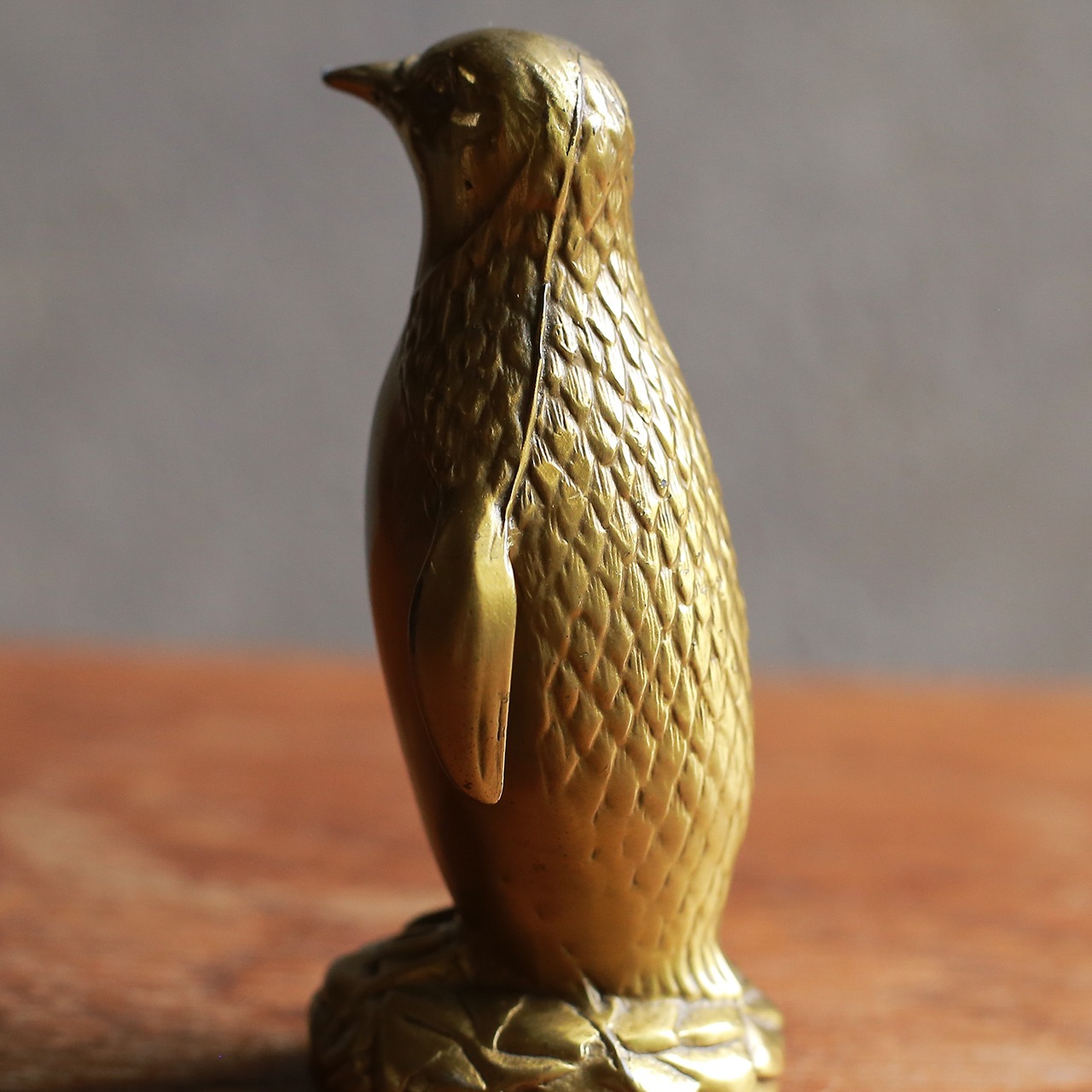 ゴールドに輝く、凛々しいペンギン（子）