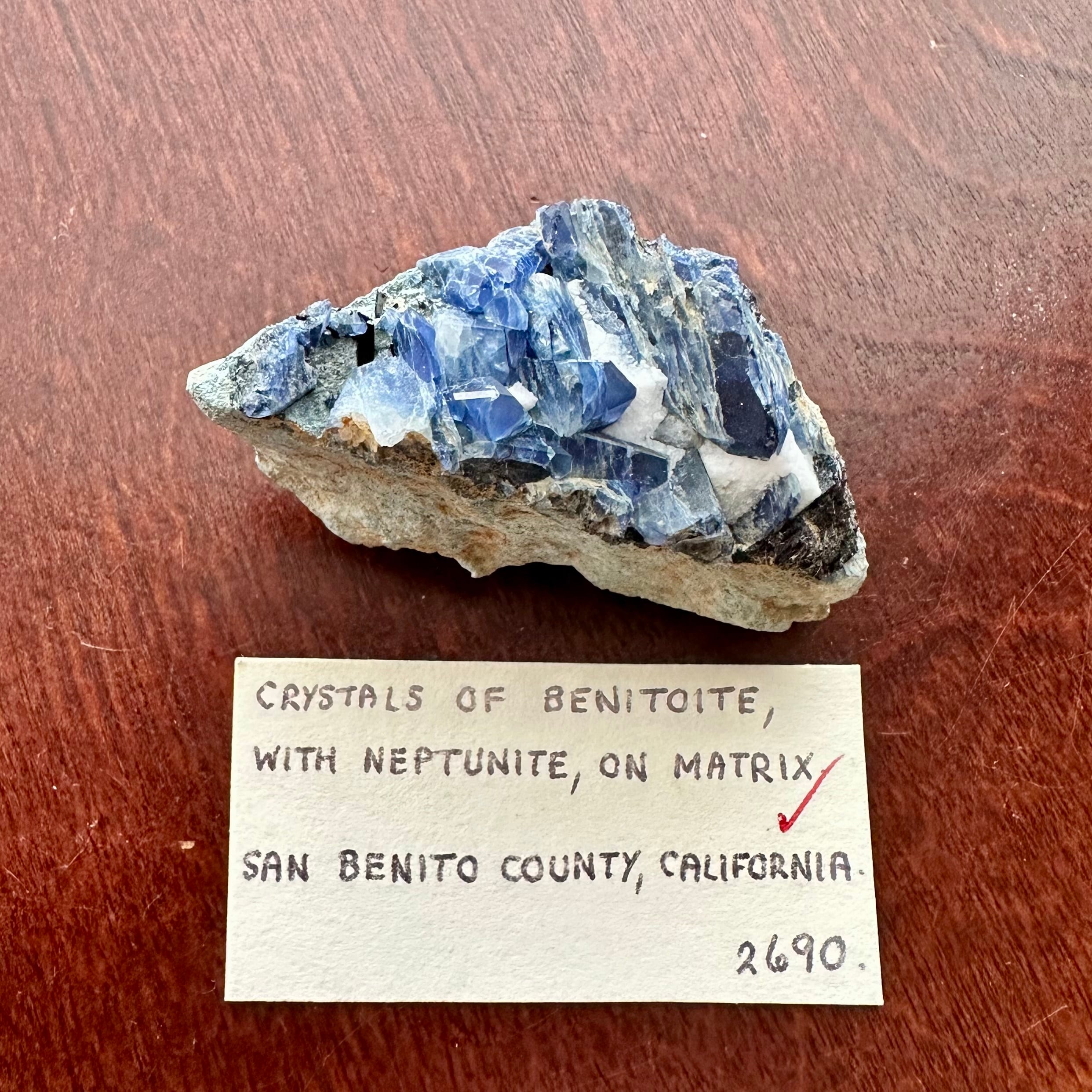ベニトアイト / ネプチュナイト【Benitoite with Neptunite】アメリカ