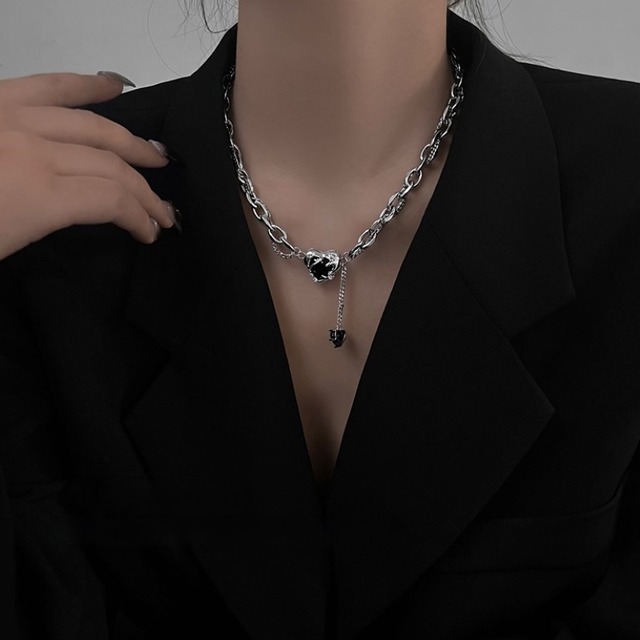 ブラックハート ネックレス アクセサリー 鎖骨セーターチェーン 黒 ラインストーン キラキラ 大人 おしゃれ かっこいい レトロ メンズライク 個性的 クール 春 秋 冬 お出かけ 休日 旅行 着回し 韓国系 スタイル プレゼント 定番 送料無料 シルバー