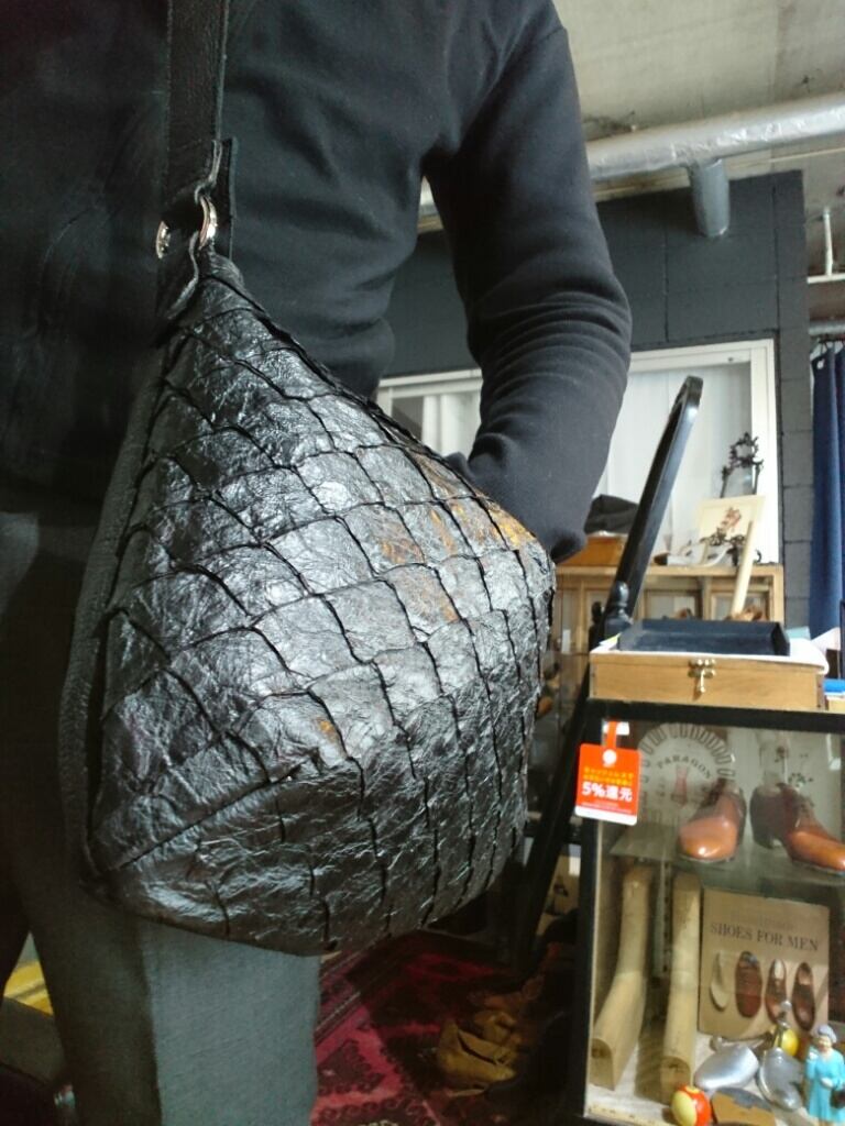 ピラルクー肩掛けバッグD | FREAK LEATHER ARTISAN - Yokohama Motomachi -