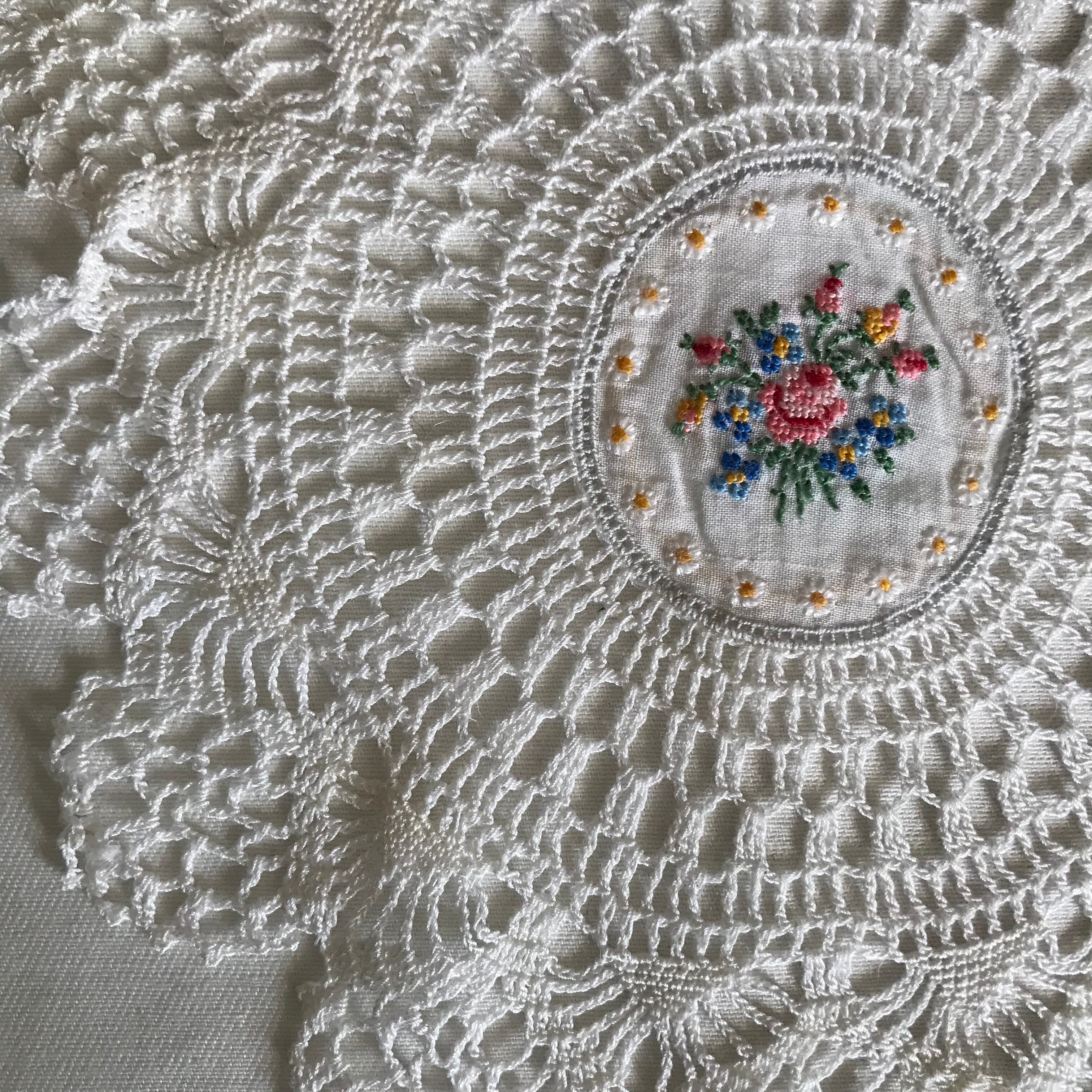 花が刺繍されたドイリー 大