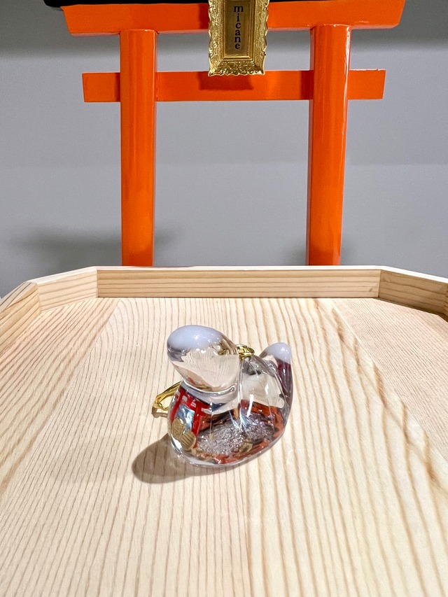 白蛇の三宝金運守（さんぽうきんうんまもり）｜三枚の小判と鳥居を宿す、財運を招く白蛇様守り