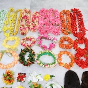 フラダンス 小物 まとめ売り 70点以上 セット レイ フラワーレイ クウペエ ネックレス シェルレイ ククイ バッグ 赤 白 黄 緑 ピンク カラフル アクセサリー ヘアクリップ ヘアアクセサリー タヒチアン ホワイト系 グリーン系 レッド系 イエロー系