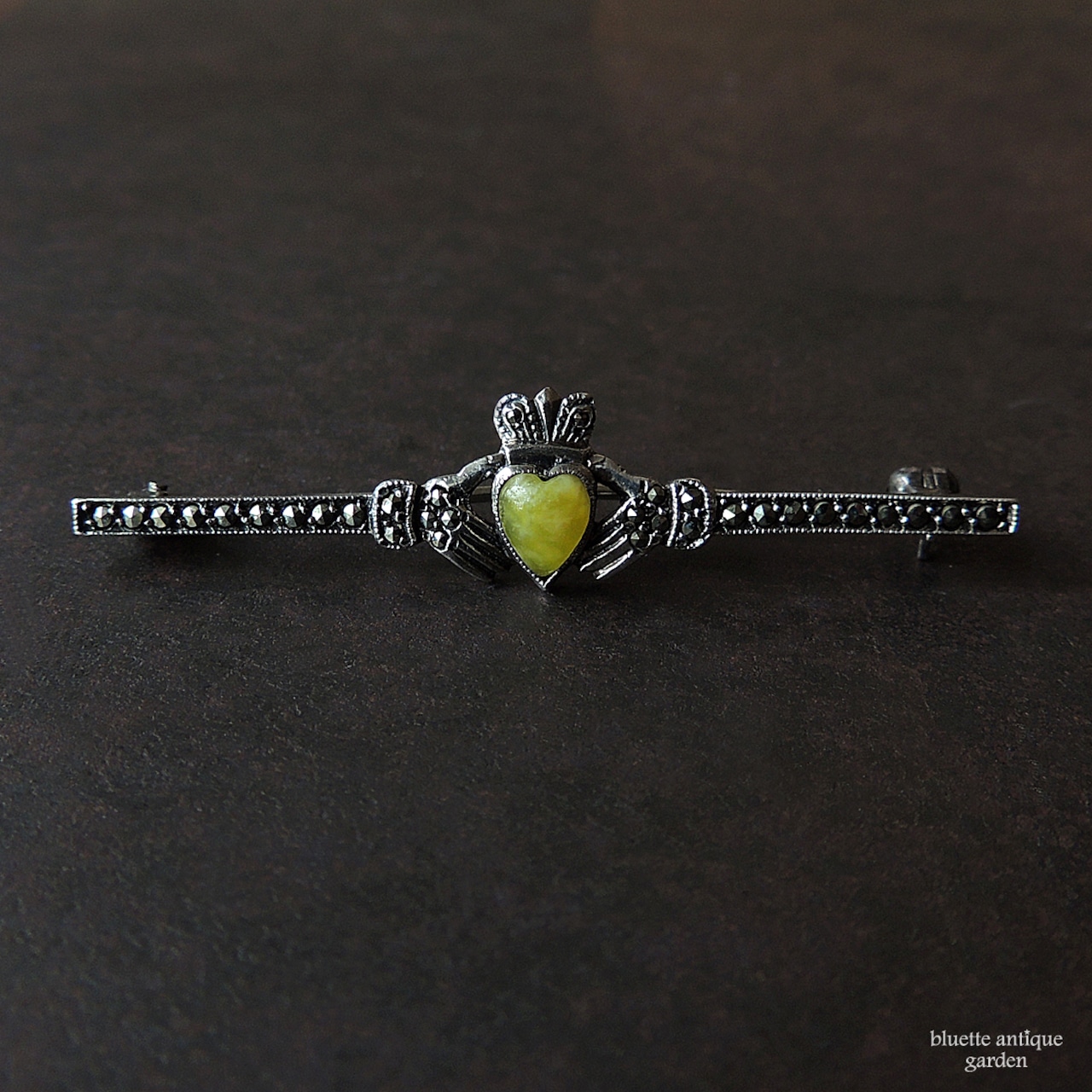 アンティークジュエリー シルバー935 天然サーペンティン 天然マーカサイト クラダモチーフ バーブローチ(ソーティングメモ付)