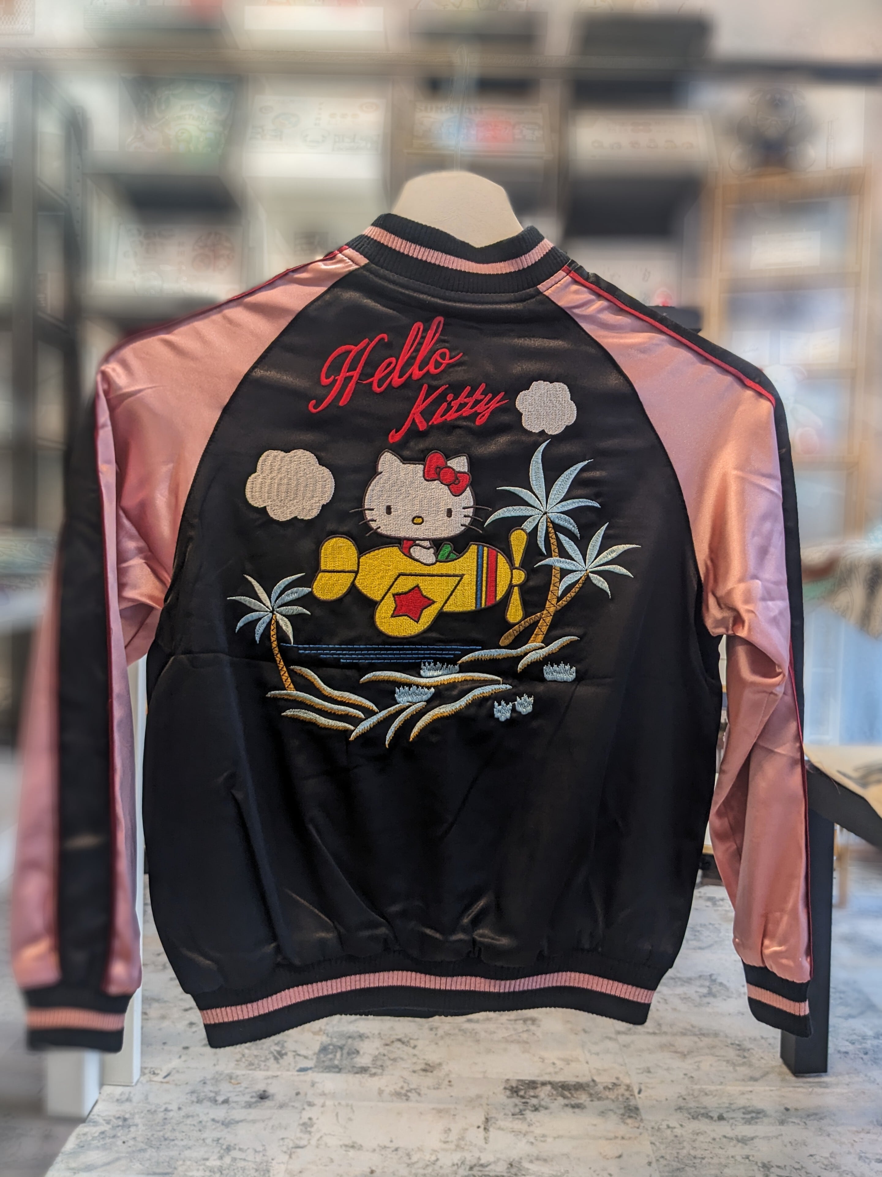 HKSJ-502 飛行機ハローキティ刺繍柄スカジャン KIDS 130 | 風と地の吾