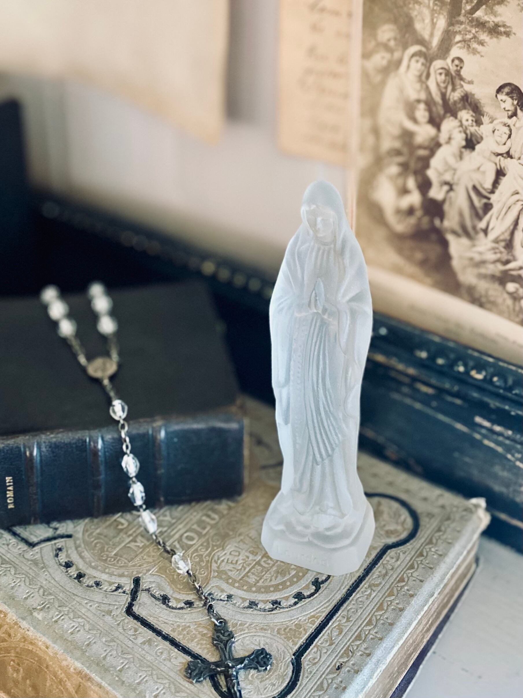 フロストガラスのマリア像