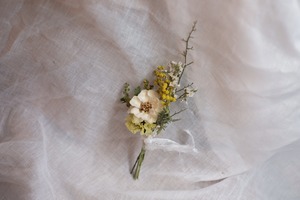 ミニコサージュ　ミモザと白いお花