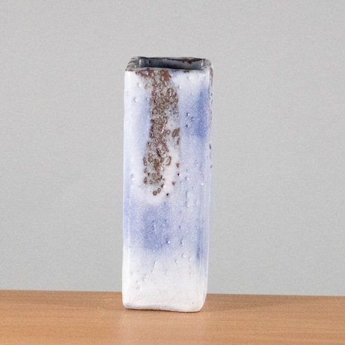 青志野 角花入　　Blue Shino Square Flower Vase