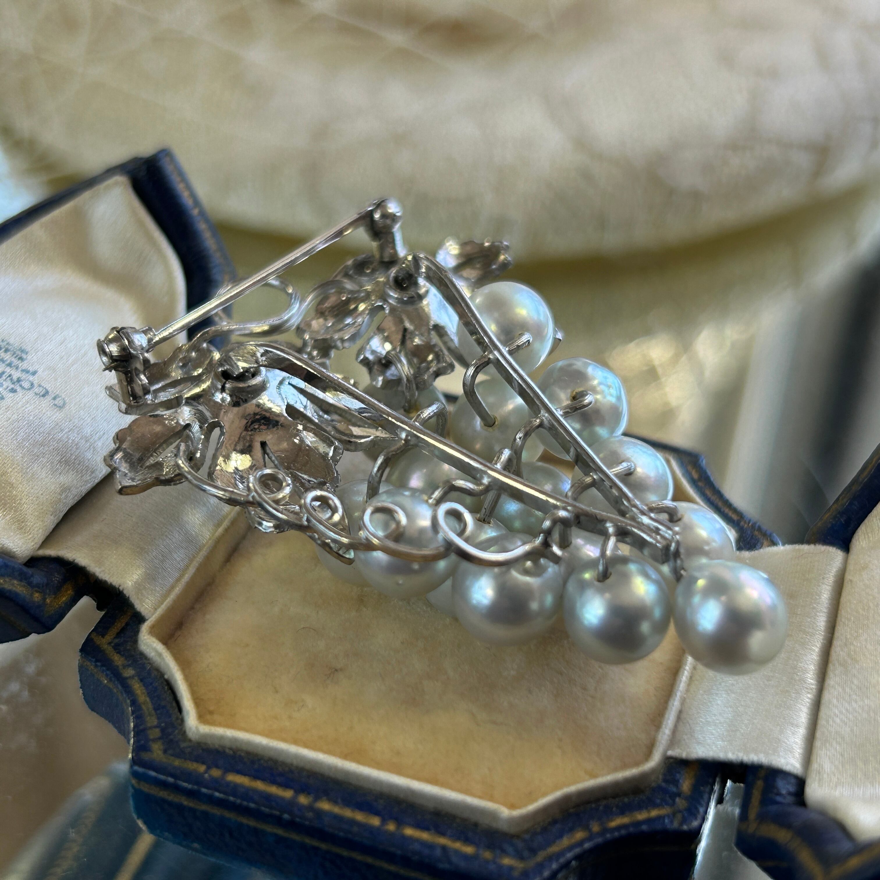 ヴィンテージ  シルバー系あこや真珠たわわ葡萄のブローチ