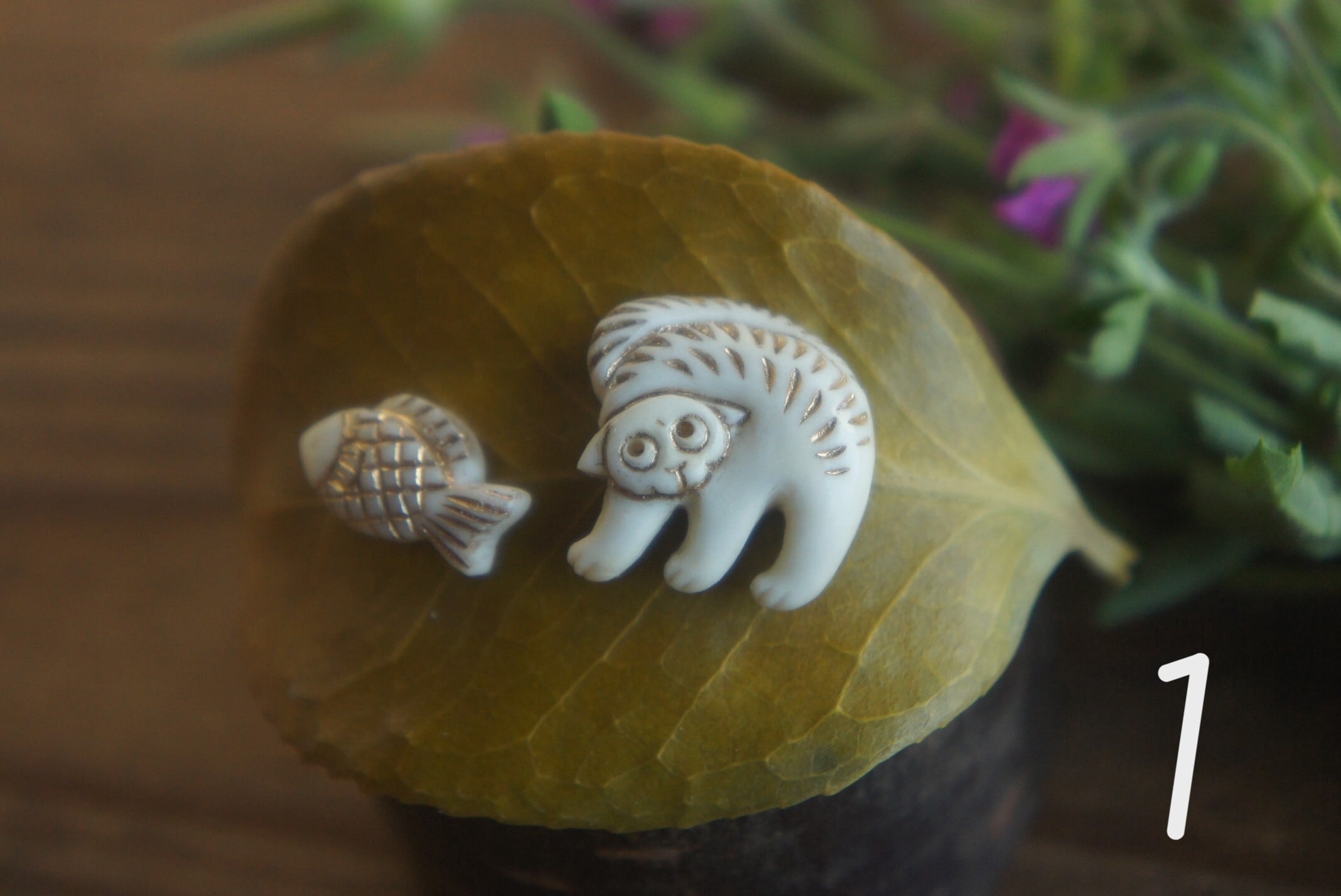 鹿角彫刻「やんのか猫とお魚」ピアス(左右セット)【1】