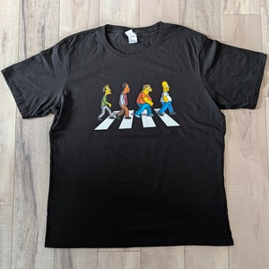 【 ザ・シンプソンズ（The Simpsons）】モーの酒場常連Tシャツ / ABBEY ROAD / アビーロード / アビイ・ロード/ Tシャツ〚アメリカン雑貨 アメトイ〛