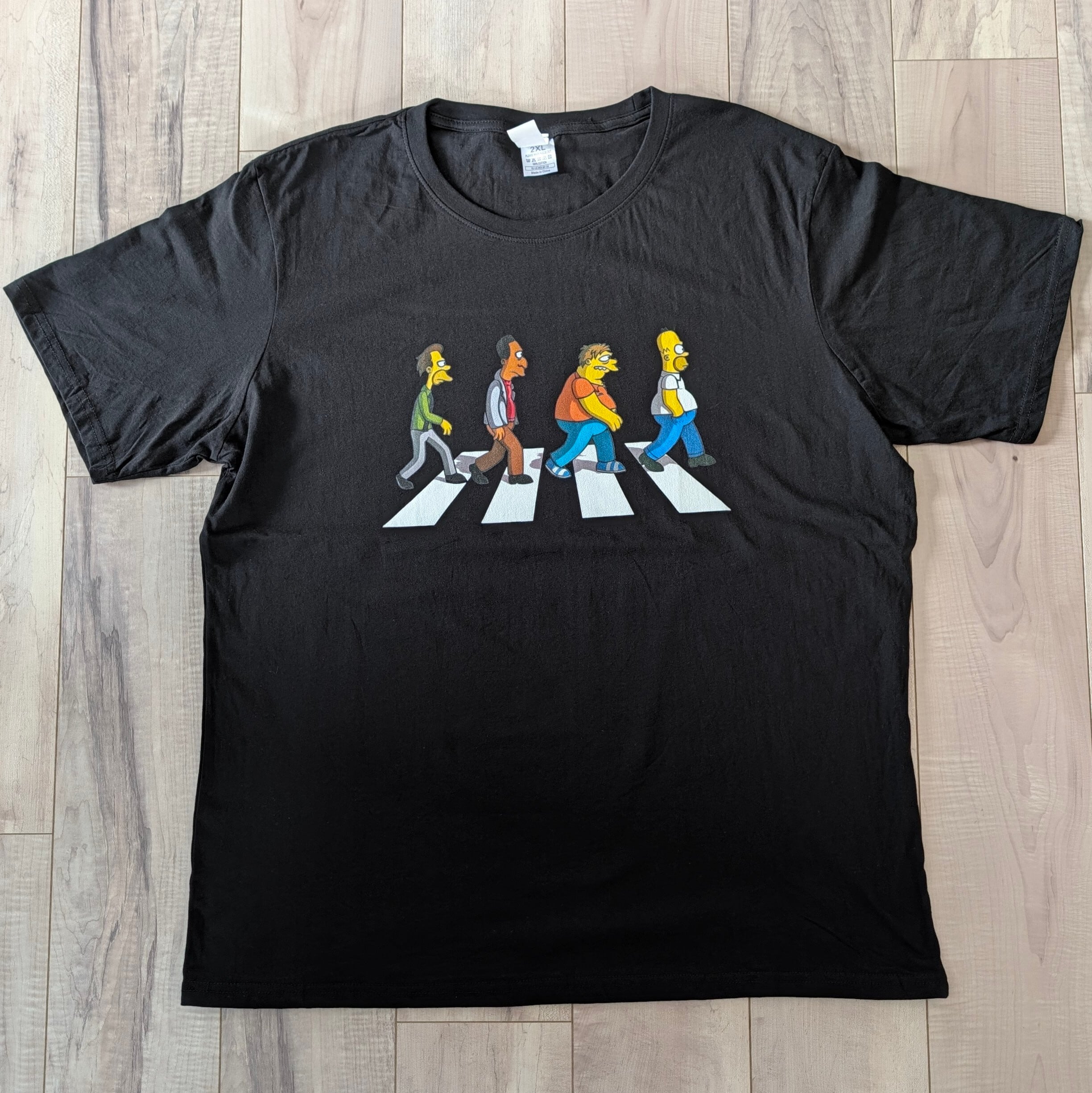 【 ザ・シンプソンズ（The Simpsons）】モーの酒場常連Tシャツ / ABBEY ROAD / アビーロード / アビイ・ロード/ Tシャツ〚アメリカン雑貨 アメトイ〛