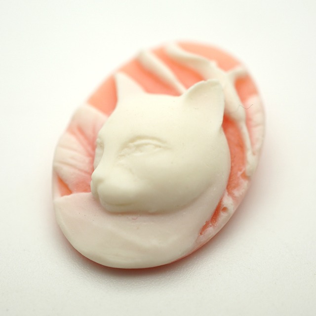 立体猫モチーフレリーフ 樹脂製カメオ ピンク（2個セット）