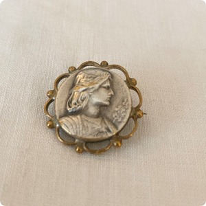 【フランス直輸入】ジャンヌダルクの横顔が美しい ヴィンテージブローチ