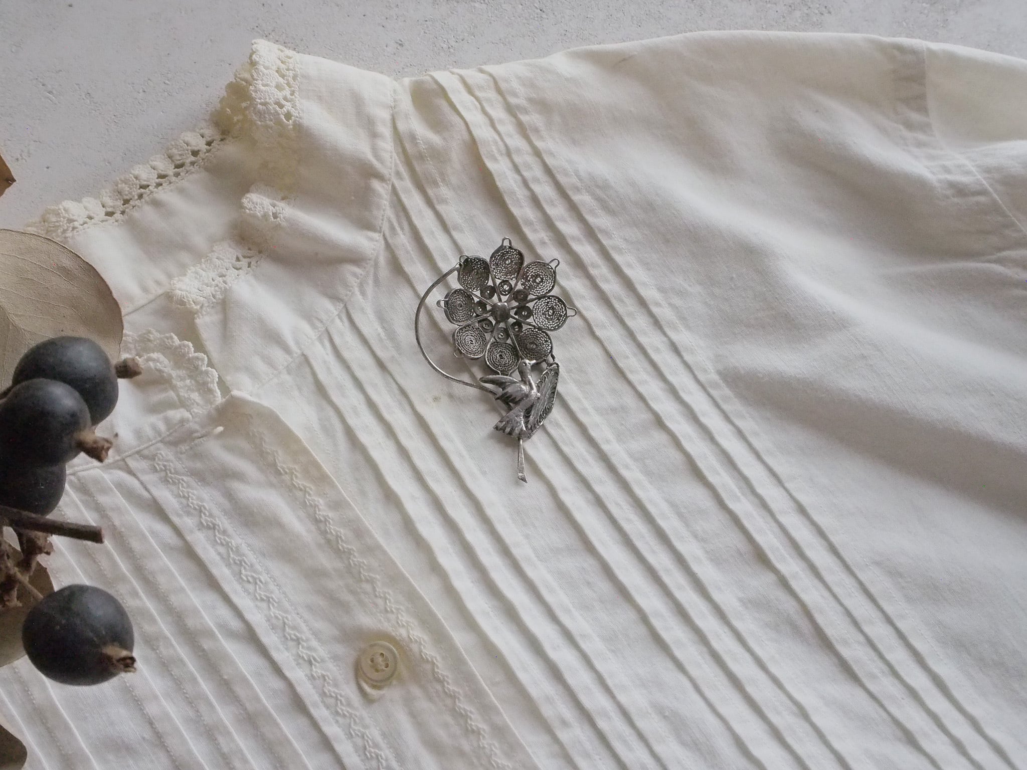 鳥と花のシルバーブローチ | アンティークアクセサリー ｜antique