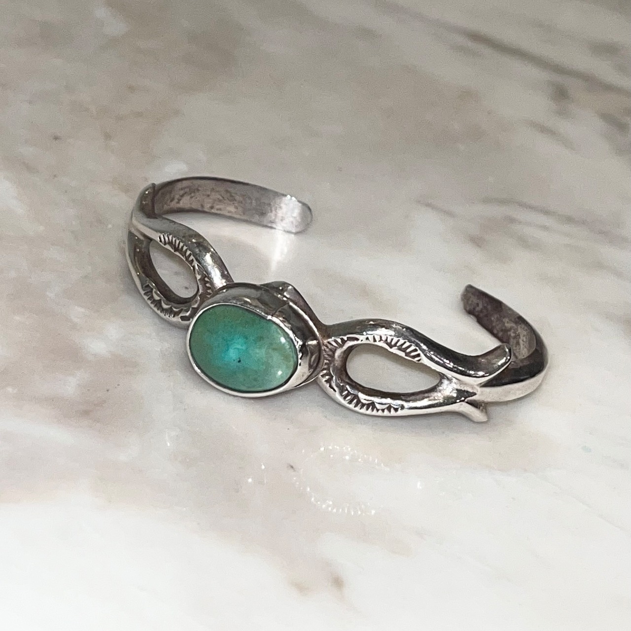 FRANCIS.L.BEGAY silver cast bangle