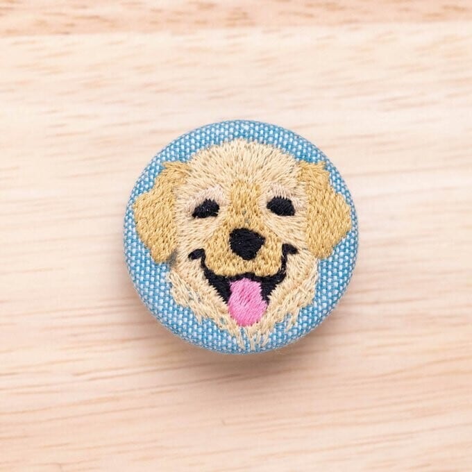 刺繍くるみブローチ(青)ゴールデンレトリバー