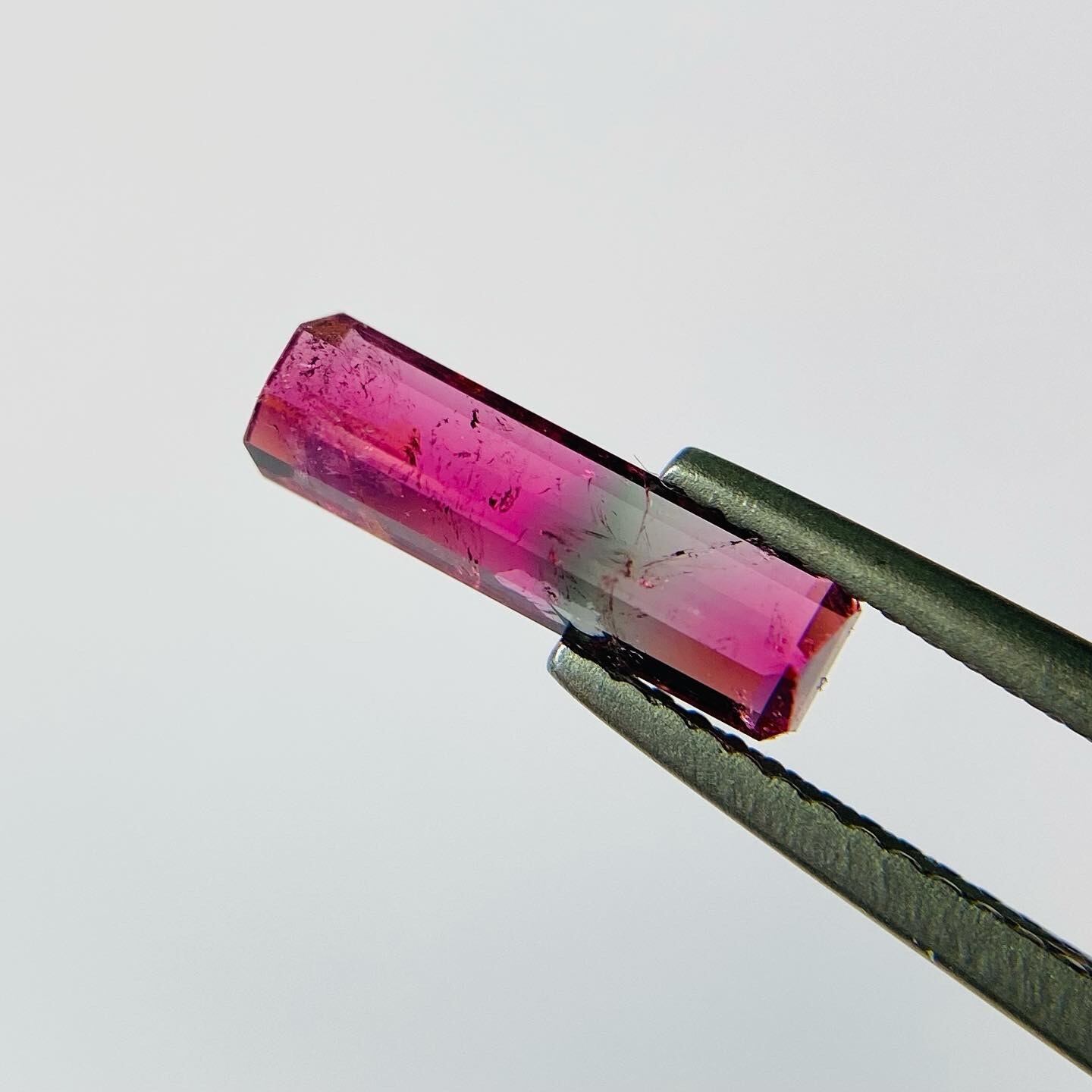 鮮やかなマゼンタが魅惑的なトルマリン