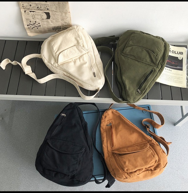 【送料無料】 バッグ レディース ショルダーバッグ ボディバッグ 帆布バッグ 三角 おしゃれ 個性的 カジュアル 縦型 かばん 鞄 斜め掛け 肩がけ バック メンズ ユニセックス メッセンジャーバッグ クロスボディ ワンショルダー かっこいい ラフ サブバッグ bag スタンダード ジッパー ファスナー 白 ホワイト 黒 ブラック グリーン 緑 茶 ブラウン 無地 韓国 ファッション 通学 学生 休日 お出かけ レジャー オシャレ 普段使い 機能的 外ポケット 大容量 デイリーバッグ db1474