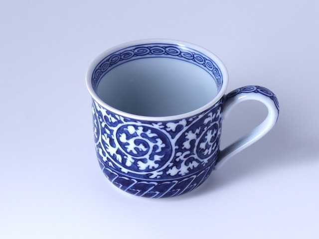 底平マグカップ　染付唐草