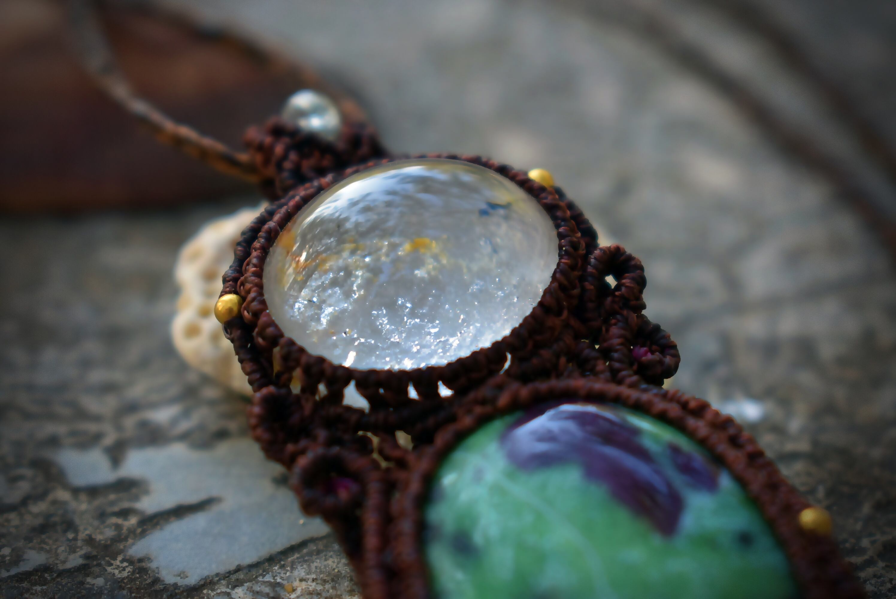 ルビーと白い奇跡★ホワイトガーデンとルビーインゾイサイト マクラメペンダント