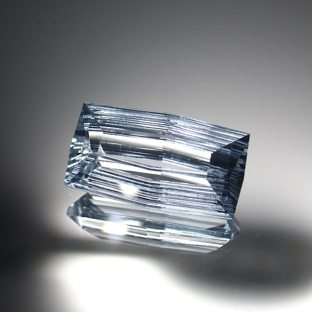 【Radiant Kiriko Cut™️】氷柱のような透明感、切子の繊細な輝き　3.5ct 天然アクアマリン