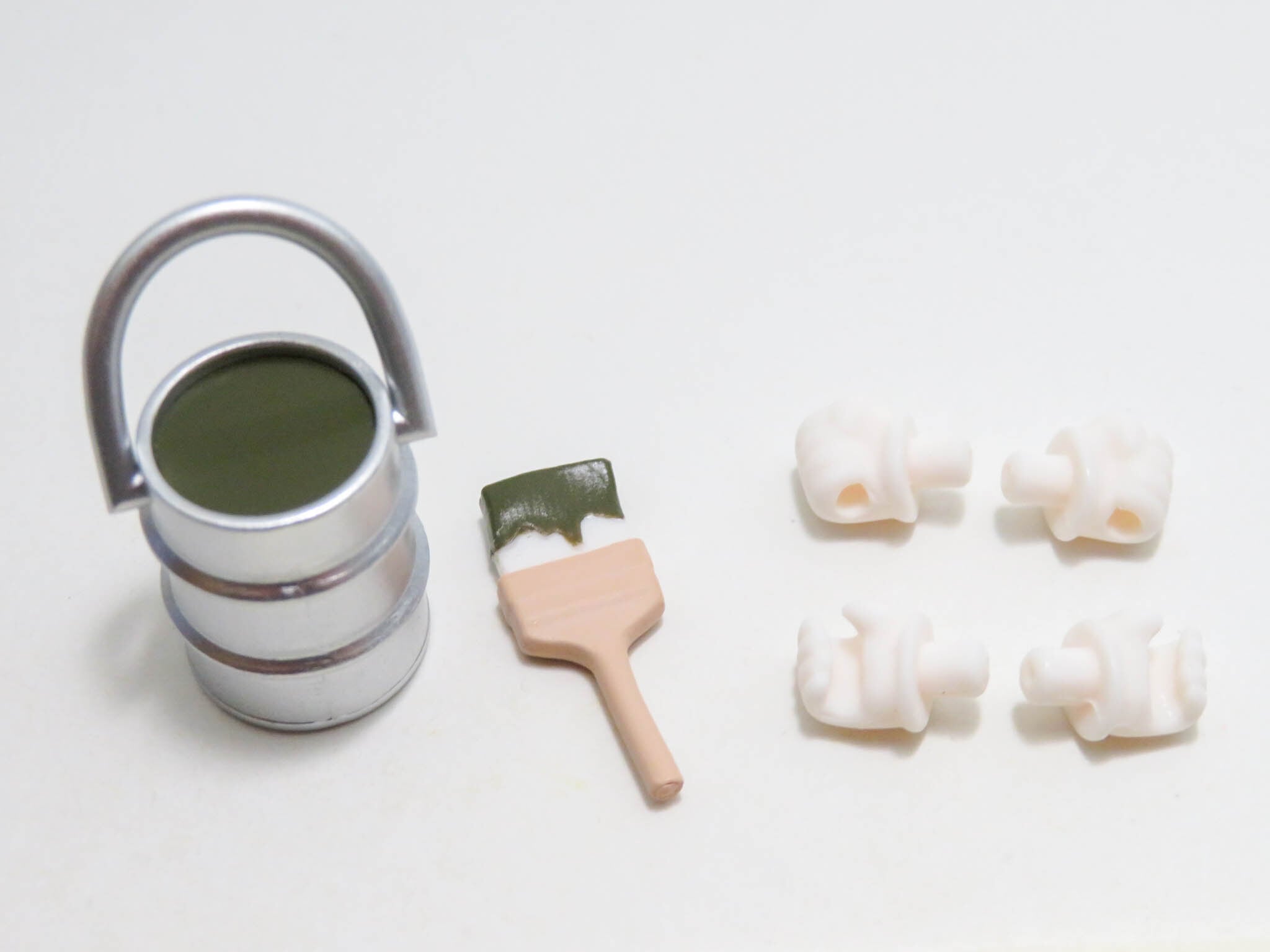 ねんどろいどどーる おようふくセット (カラフルつなぎ:カーキ) ペンキとハケ