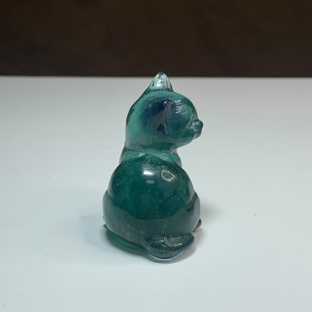 6.ちょこんと座っている可愛いフローライトねこ