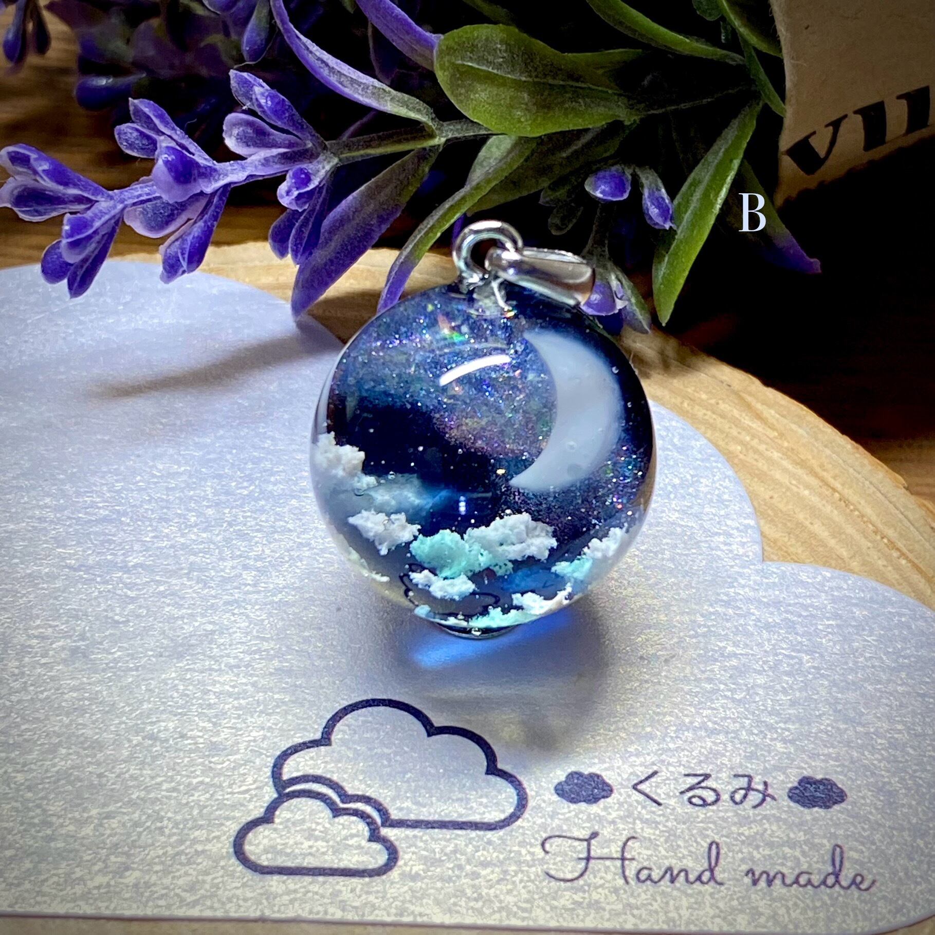 宇宙レジンペンダント 夜空 三日月と天の川 まん丸 B バチカン付き