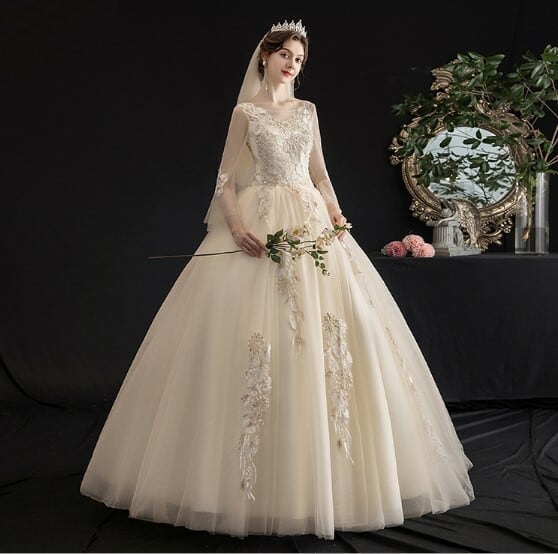 美品！ ウエディングドレス 薄シャンパンの色 高級刺繍 長袖 床付く