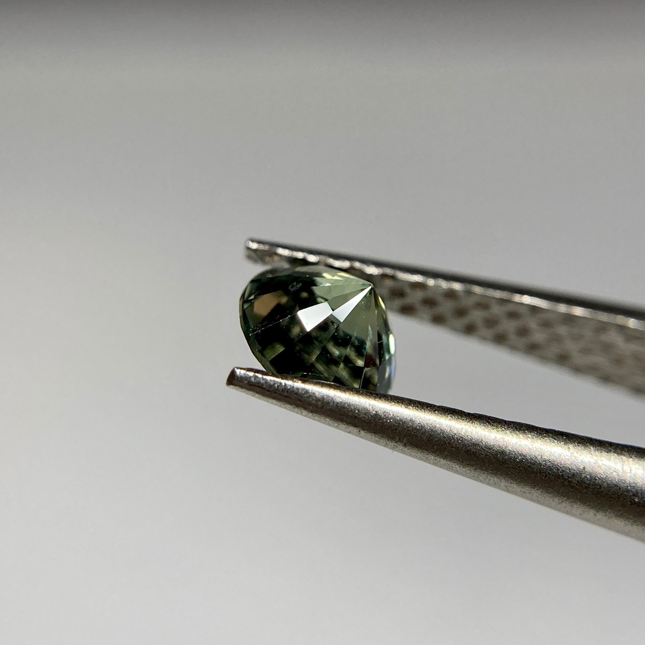 丸いサファイア 緑系 約4.3mm r-0115