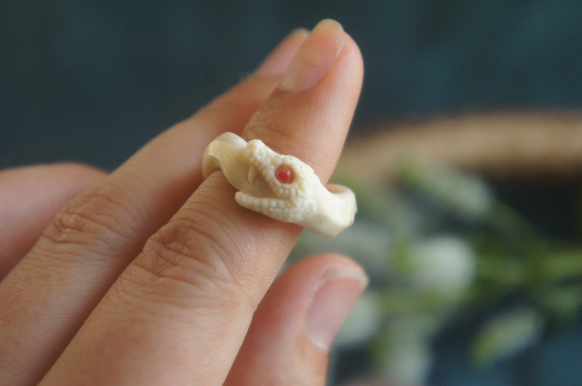 鹿角彫刻「赤目のウロボロス 指輪 」【サイズ指定受注制作】