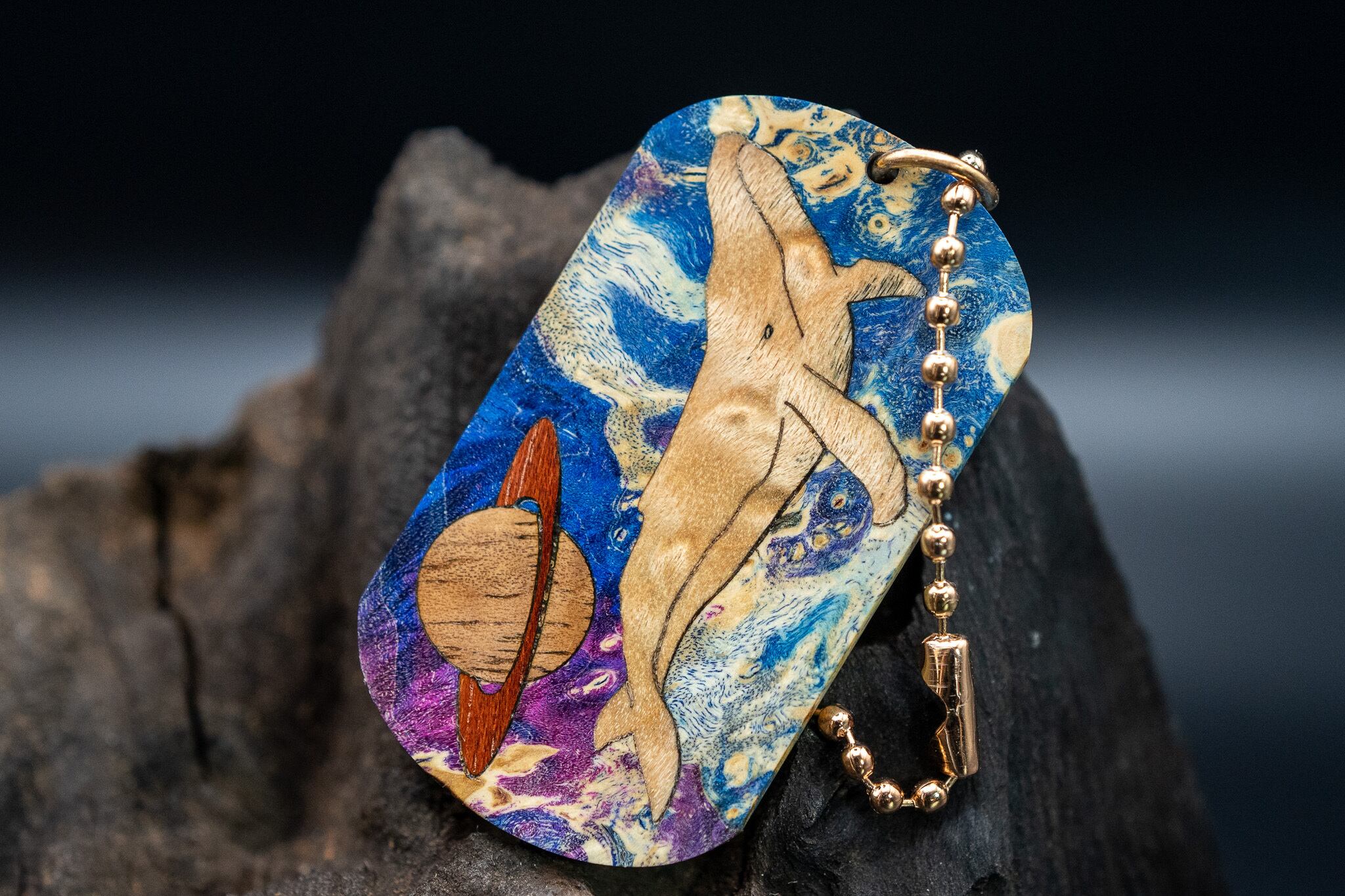 スタビライズウッド メープルバール ドッグタグ 象嵌 勇魚と惑星