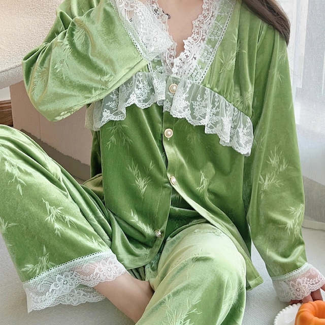 【送料無料】 パジャマ 3色 上下セット トップス パンツ ボトム ロング 長袖 Vネック Aライン フレア プルオーバー レース ベロア ベルベット 厚手生地 エレガント 可愛い 大人可愛い きれいめ シンプル カジュアル シック コンサバ 華やか 大人 上品 おしゃれ お洒落 レトロ 主役級 こなれ感 高見え 高級感 フェミニン ラグジュアリー 冬 レディース 女性用 ママ 30代 40代 普段使い リモートワーク ファッション コーデ スタイル 楽ちん 体型カバー 垢抜け リラックスタイム