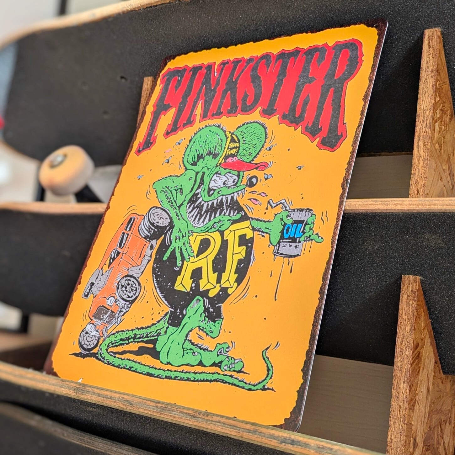 送料無料！ちょうどいいブリキ看板 【 RAT FINK ( ラットフィンク ) 】 『 FINKSTER 』METAL SIGN / メタルサイン / ブリキ看板 / サインボード / ビンテージ加工〚アメリカン雑貨 アメトイ〛