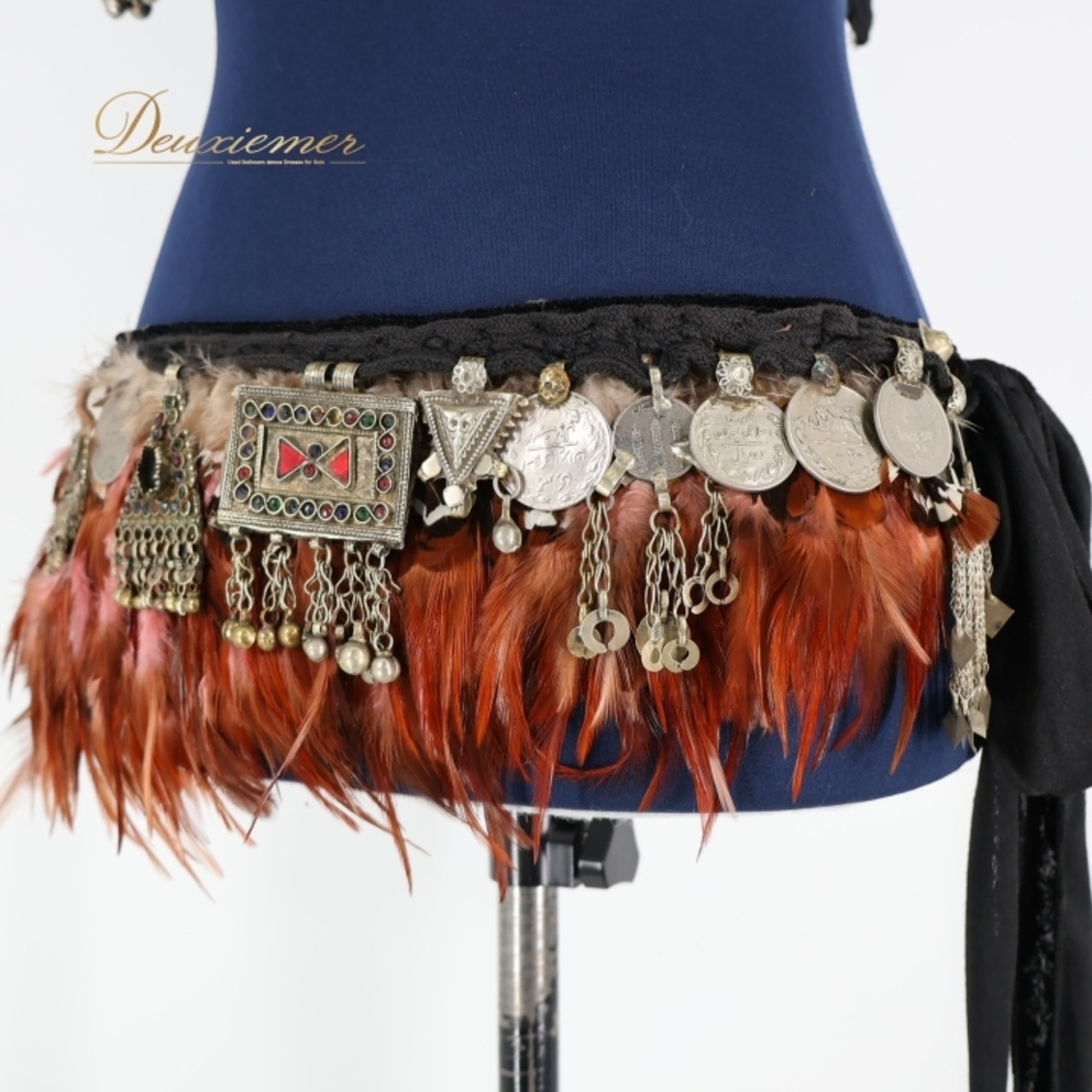 ベリーダンス トライバル 衣装 ブラック系 トップス ベルト セット 羽根 フェザー 黒 茶 青 赤 コイン 鈴 装飾 豪華 華やか ダンス衣装 舞台 クール 落ち着いた色合い ブラウン系 ブルー系 レッド系