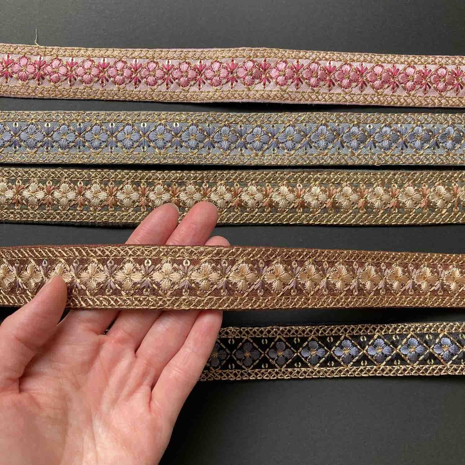 再入荷・新色追加〉小花とクロスステッチ縁の刺繍リボン（50cm