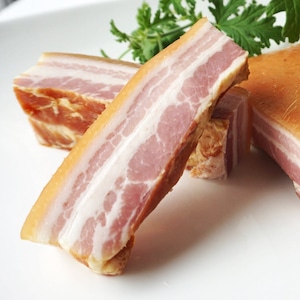 皮付きベーコン 豚バラ肉 ブロックベーコン 約1Kg ヨーロッパ原料 国内加工 不定貫 Kgあたり3,348円 冷凍