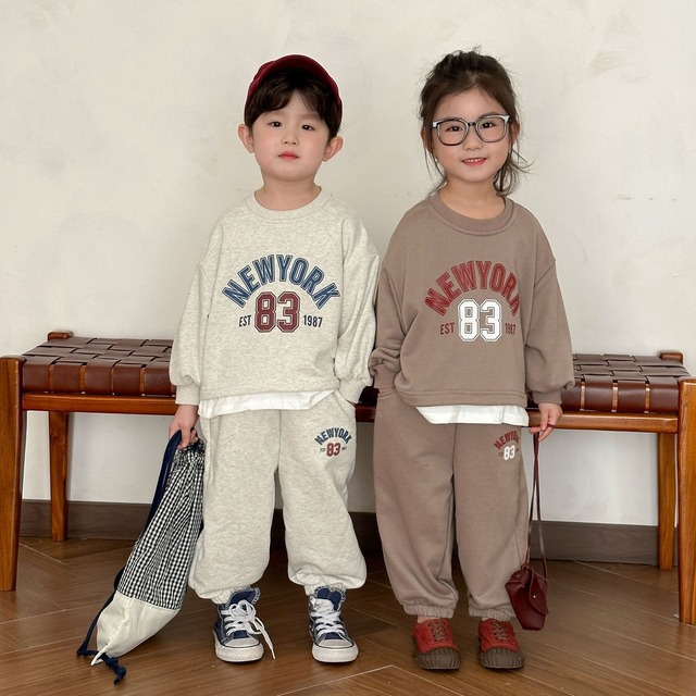 《取寄》 フェイクレイヤードナンバリングスウェットセットアップ （ホワイトグレー／モカ） QQMM 2025春 韓国子供服 セット 上下セット スウェット リンクコーデ （80~150cm）