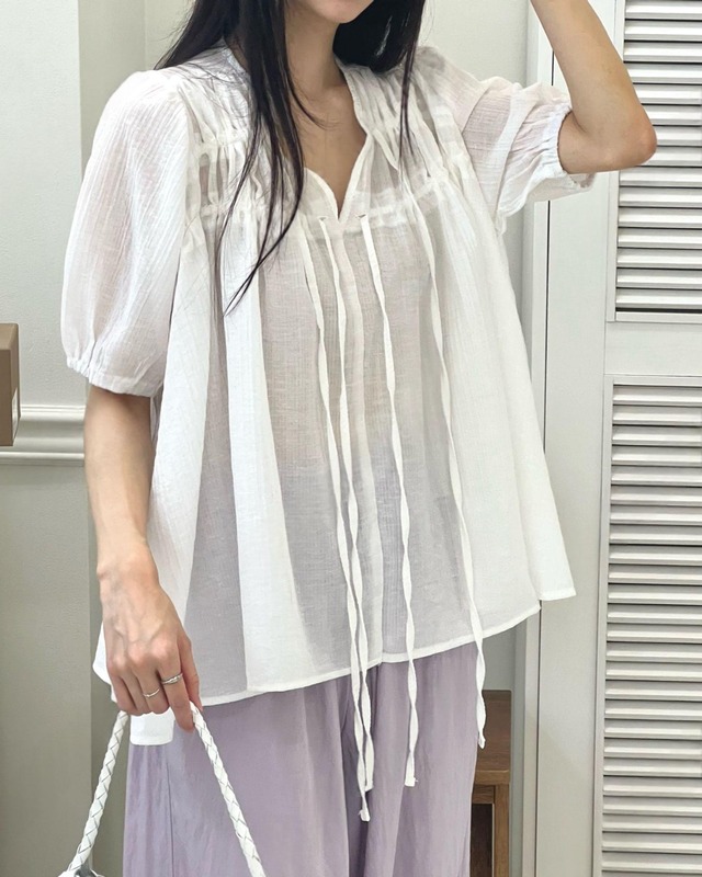 ピンタックシアーブラウス