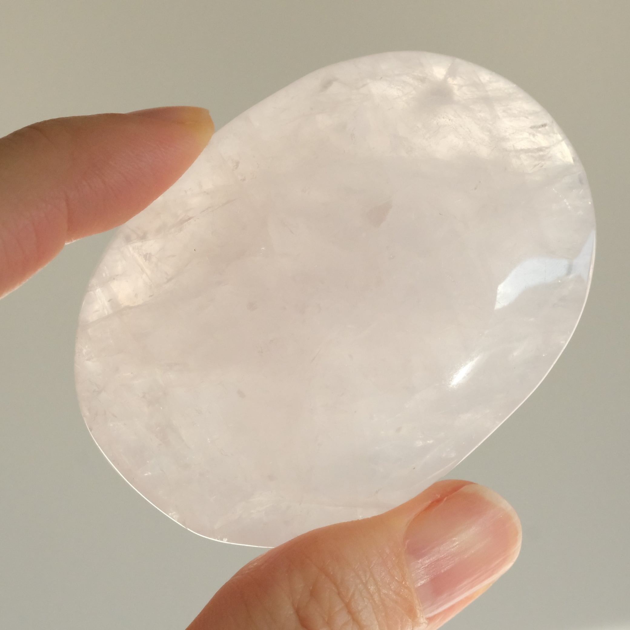 ペリウィンクルクォーツの握り石 〇 ツルニチソウ水晶 | ふれる