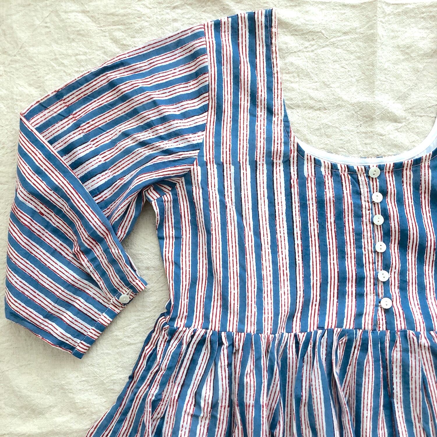 胸元切替えのフレアなワンピース|露草色に紅のストライプ