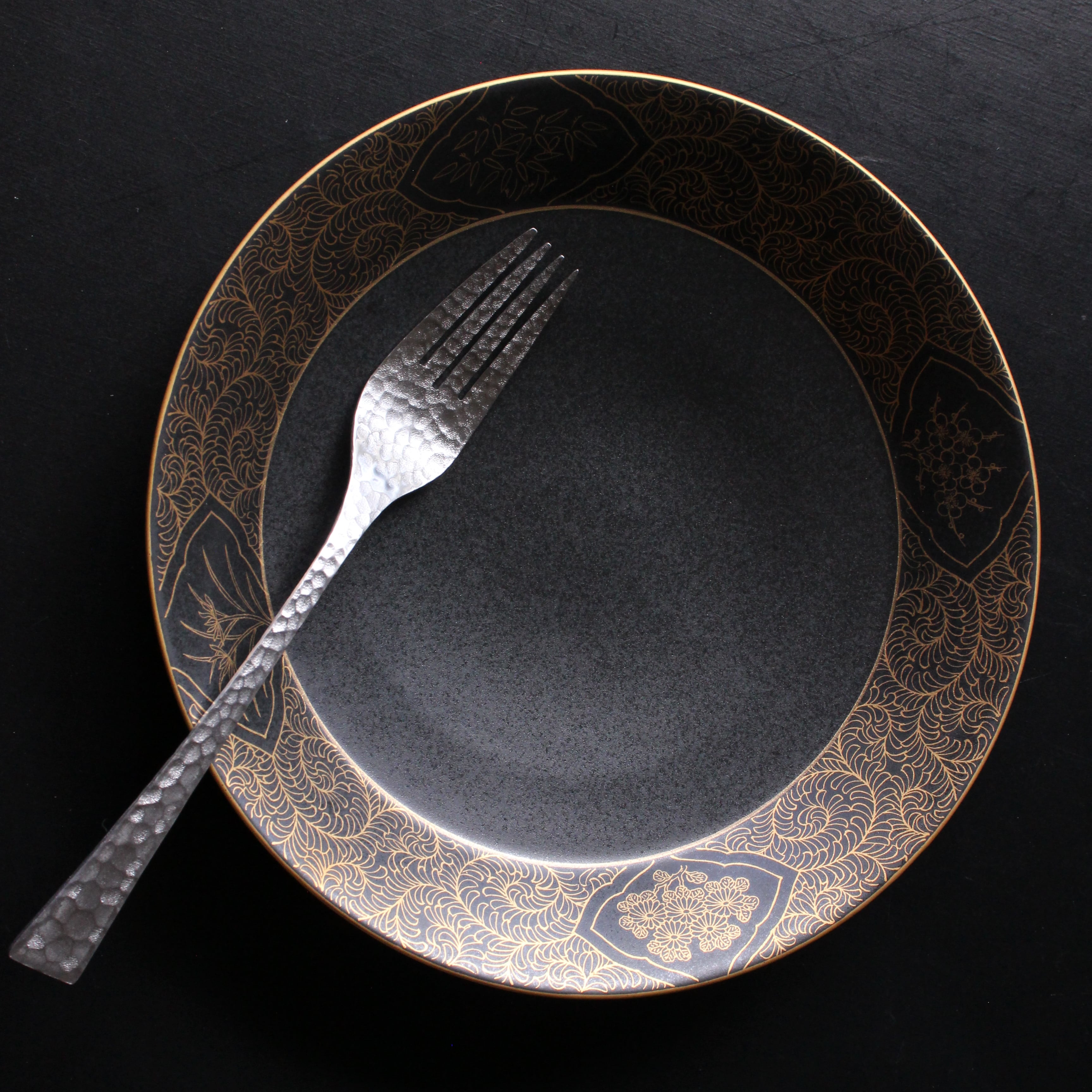 有田焼 黒マット 渕金彩四君子 7寸深皿 | 芦屋貴兆陶家 online shop