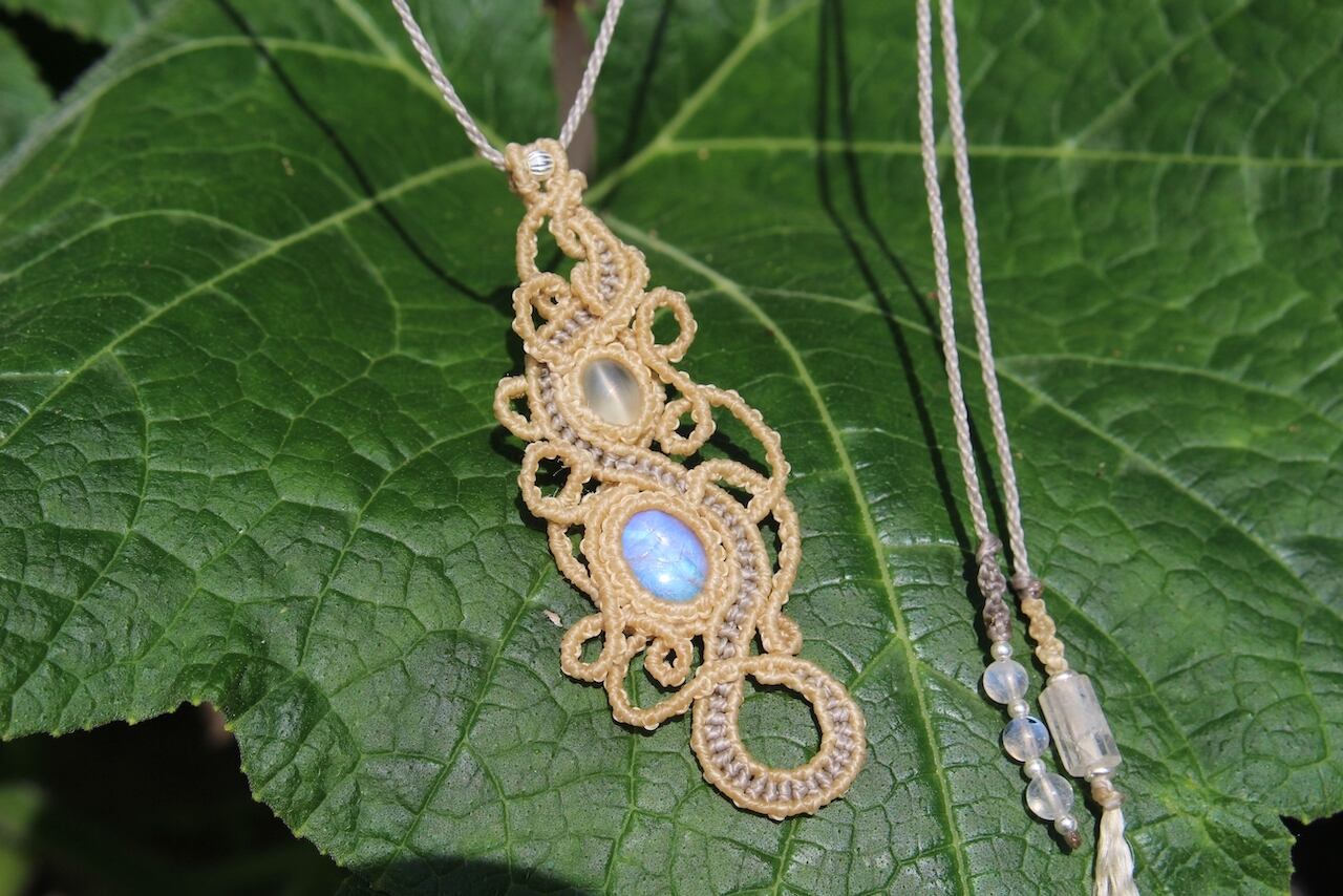Blue moonstone & moonstone cat's eye micromacrame pendant