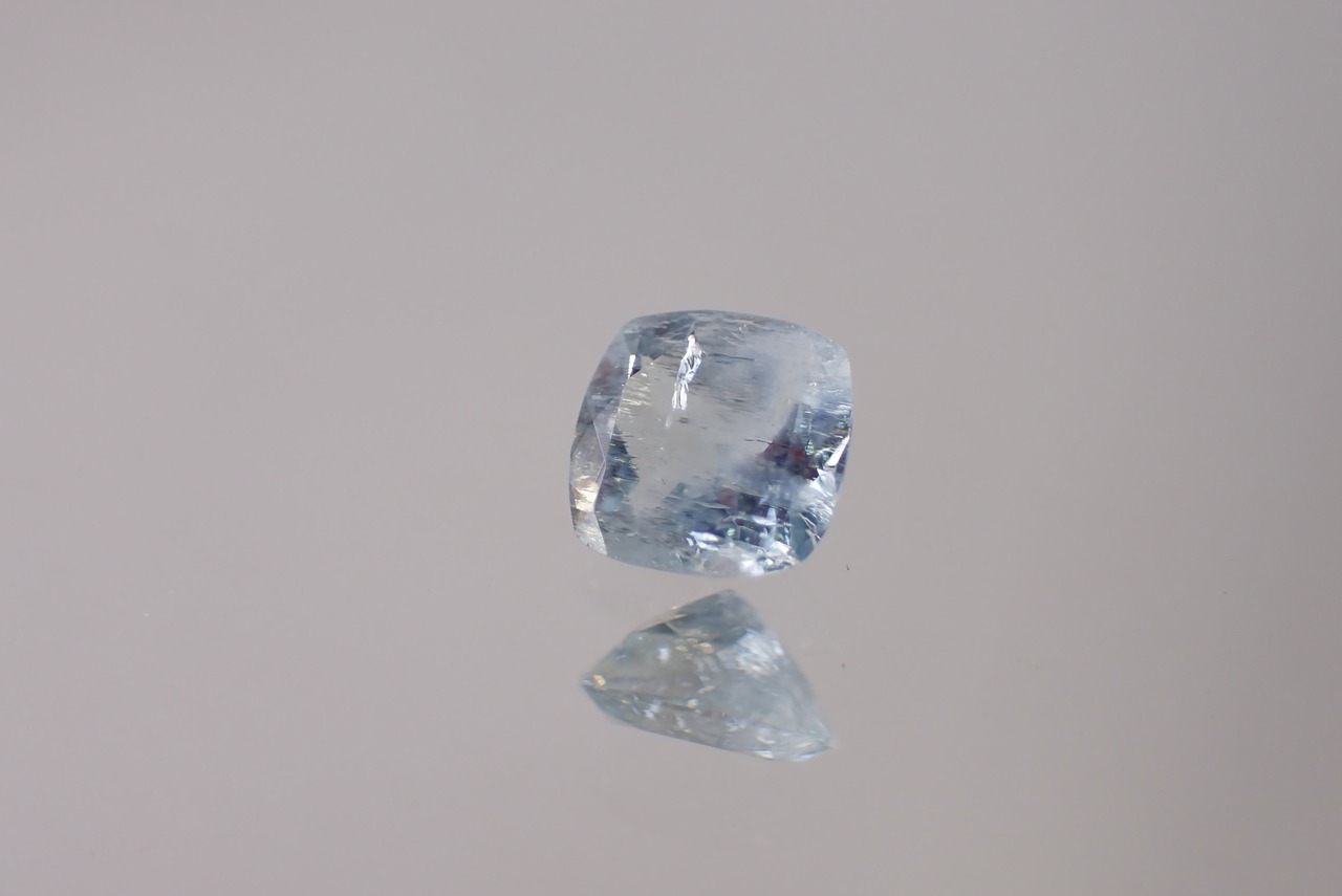シルキーアクアマリン　0.76ct　[C6‐868]