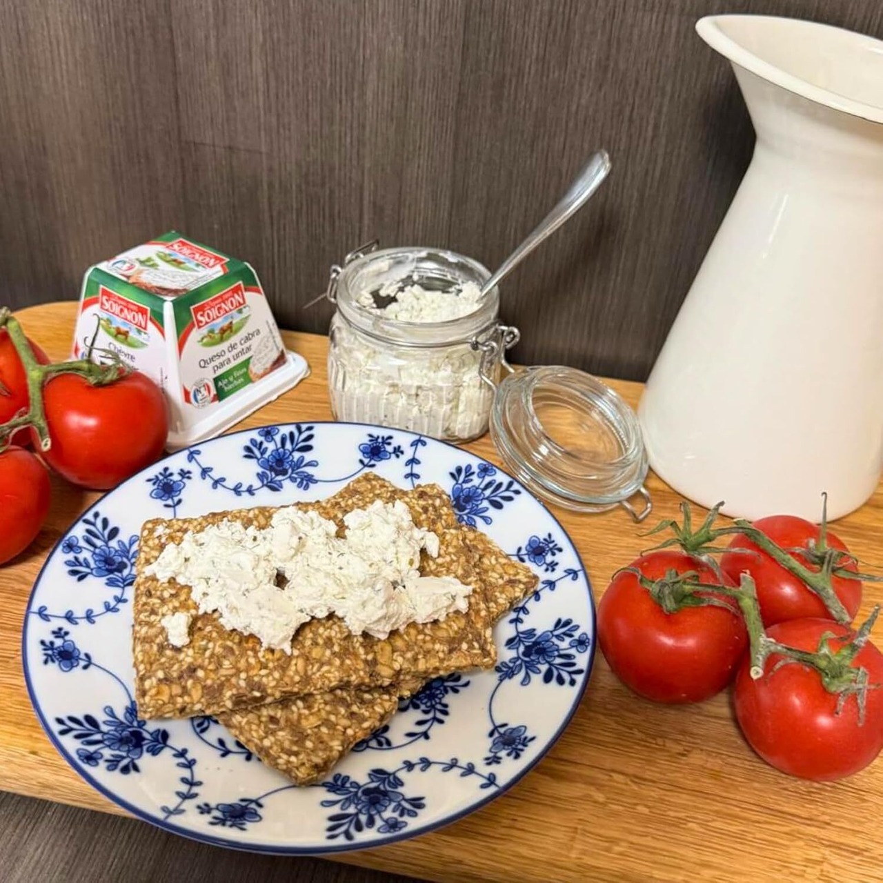 ソワニヨン 山羊乳チーズ スプレッドタイプ|ガーリックとハーブ入り フランス産 シェーブル ナチュラルチーズ ピラミッド型 140g パンや料理に最適 Spreadable Goat Cheese | Garlic and Herb – French Chevre Natural Cheese, Pyramid Shape, 140g – Perfect for Bread and Cooking