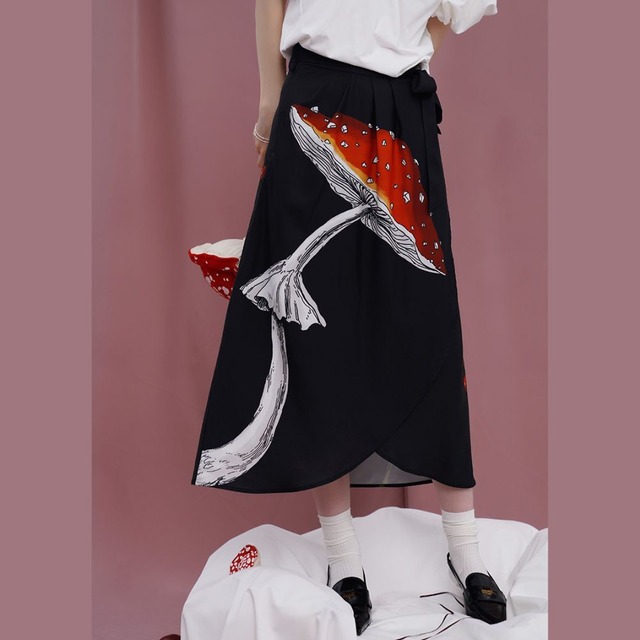 裾に柔らかなカーブを描くジャンボキノコとベリーのスカート E00116