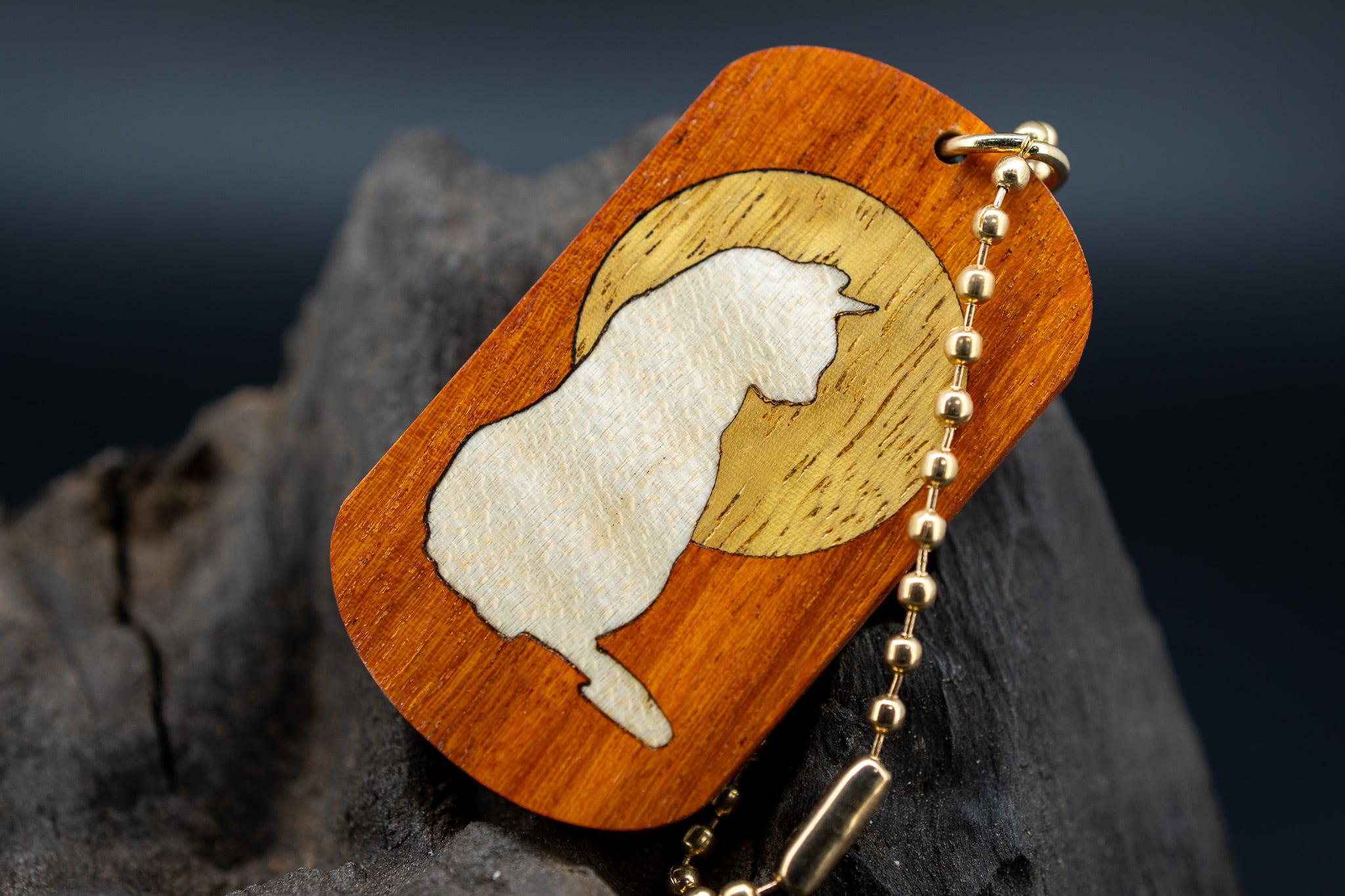 【染色と音楽の源】 フェルナンブーコ ドッグタグ 象嵌 横を向く上品な猫