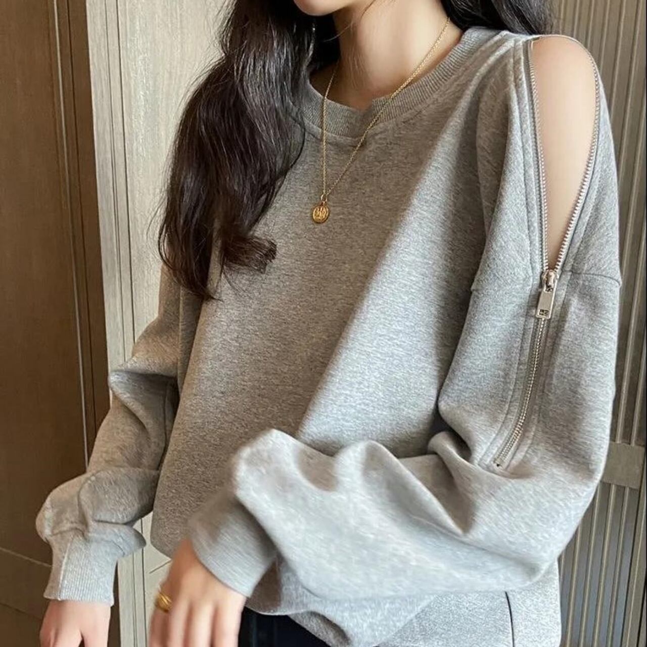 トップス レディース スウェット 長袖 オフショルダー オフショル 肌見せ 肩見せ ワイド プルオーバー チャック ジッパー かわいい 大人可愛い きれいめ カジュアル 上品 おしゃれ お洒落 セクシー ナチュラル こなれ感 ラブリー キュート ロマンチック 抜け感 存在感 無地 学生 通学 デート お出かけ 休日 旅行 海 散歩 カフェ巡り 街歩き S M L XL 春 夏 10代 20代 30代 韓国 韓国系 着回し 普段使い プチプラ モテ トレンド 流行 ホワイト ブラック グレー 送料無料